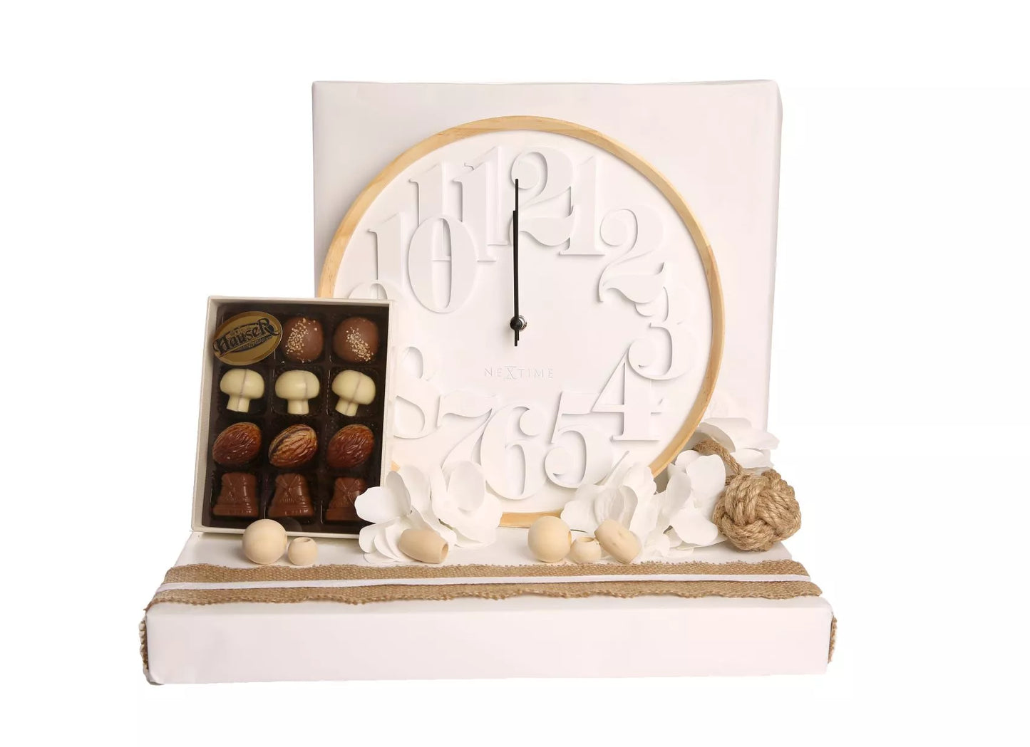 Elegant clock from “Nextime” on Momentum arrangement