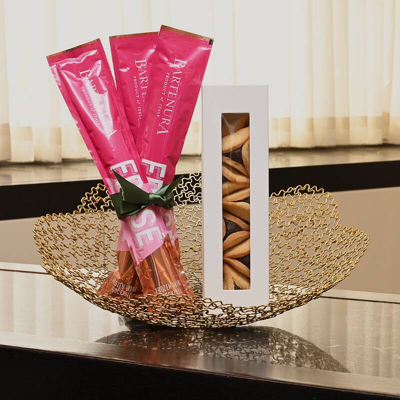 Mishloach Manos | Bloom Basket, Frose Bartenura Pops and Hamentashen